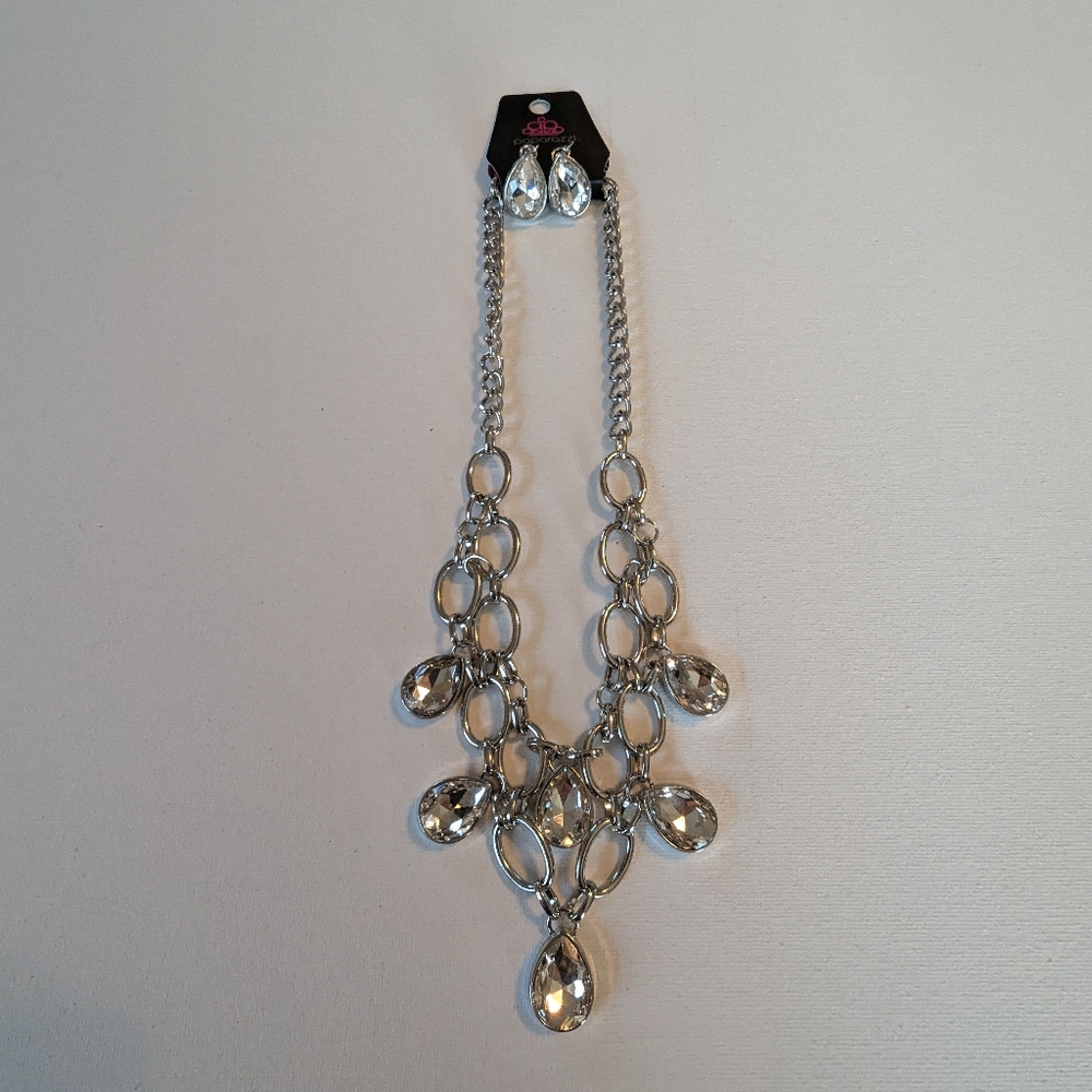 Paparazzi Necklace and Earring set
